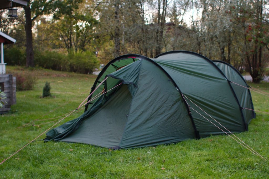 Nuku yö takapihalla teltassa