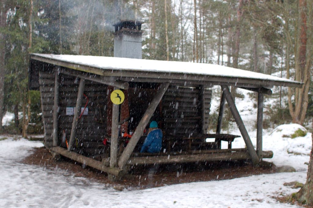 Vetokannaksen keittokatos räntäsateessa