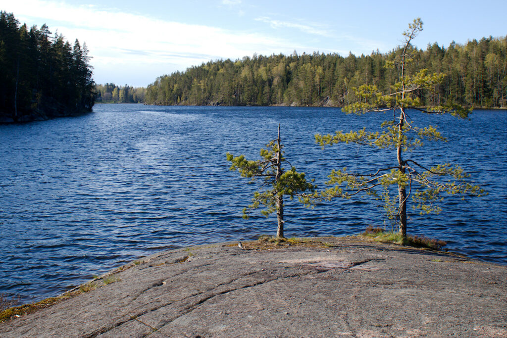 Saarijärven silokalliolta on hieno näkymä järvelle