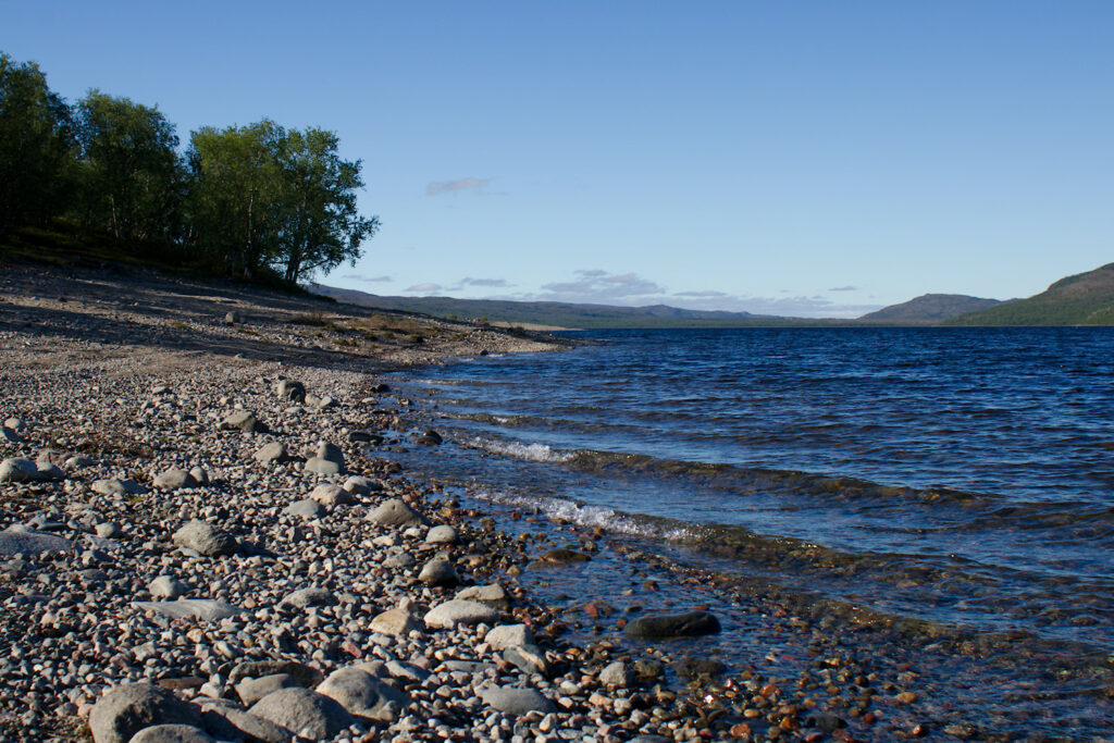 Pulmankijärven rantaa