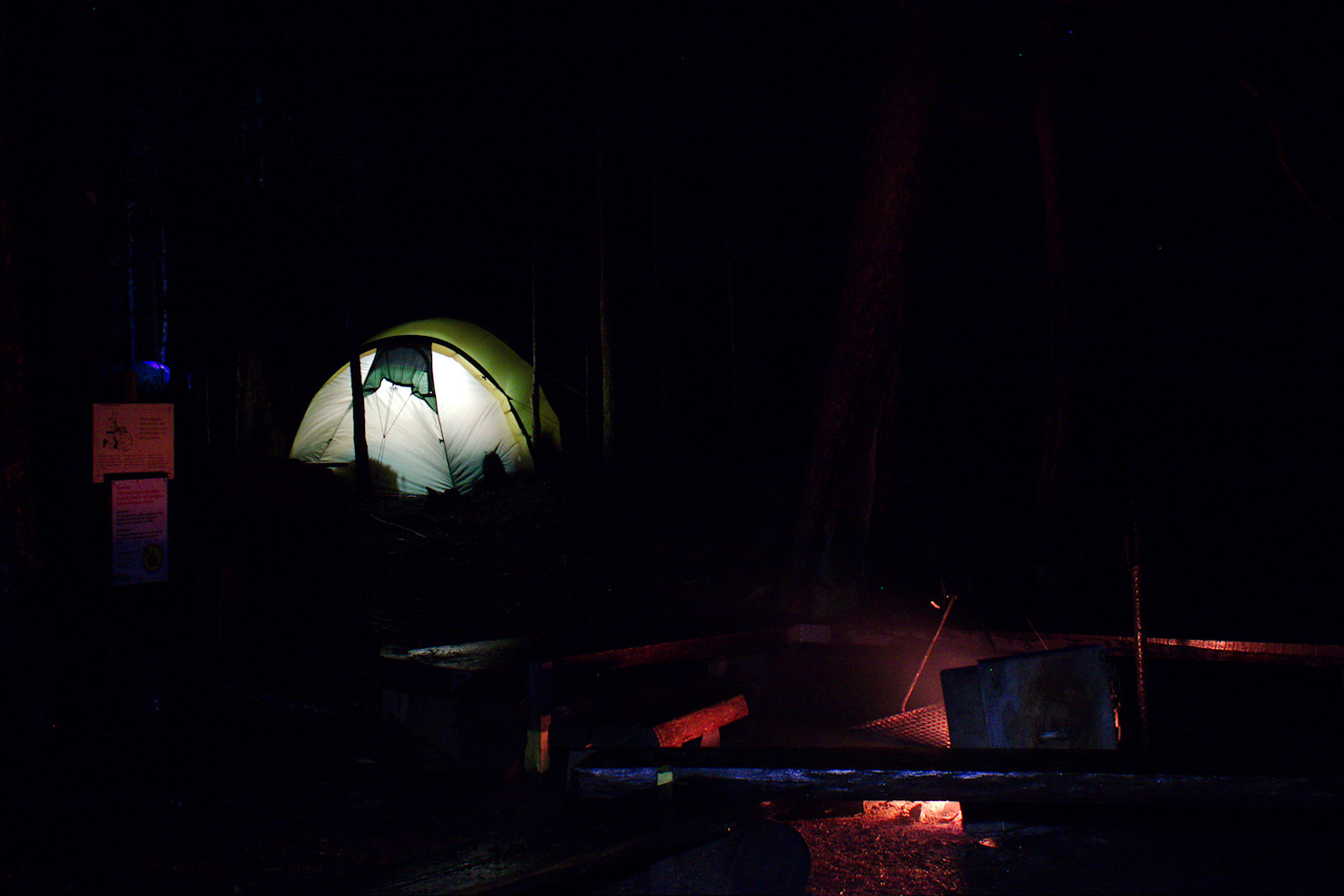 Luutasuon nuotiopaikka ja valaistu teltta