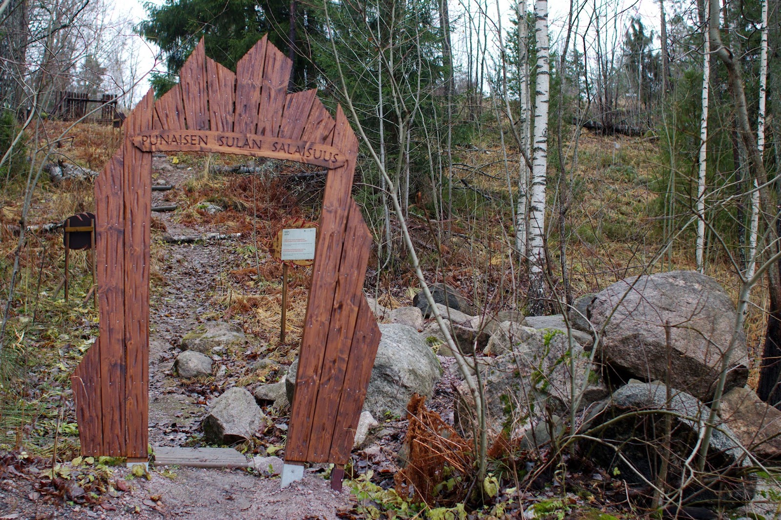 Punaisen sulan luontopolun lähtöportti