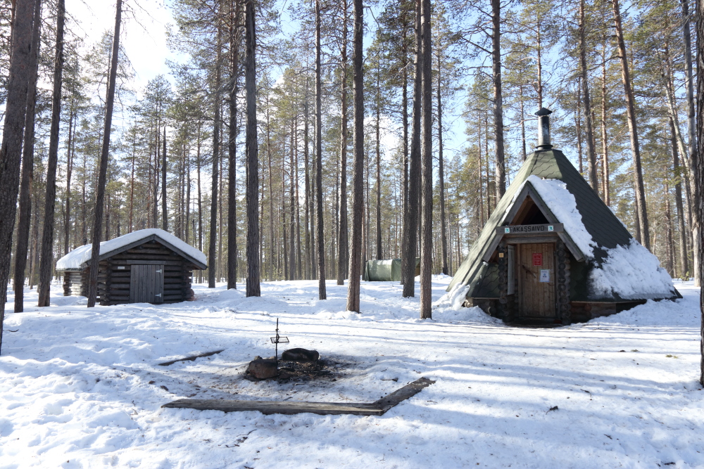 Äkässaivon kota ja nuotiopaikka